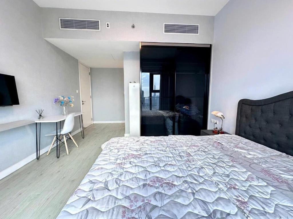 2 bed GatewayThao Dien - hot tub