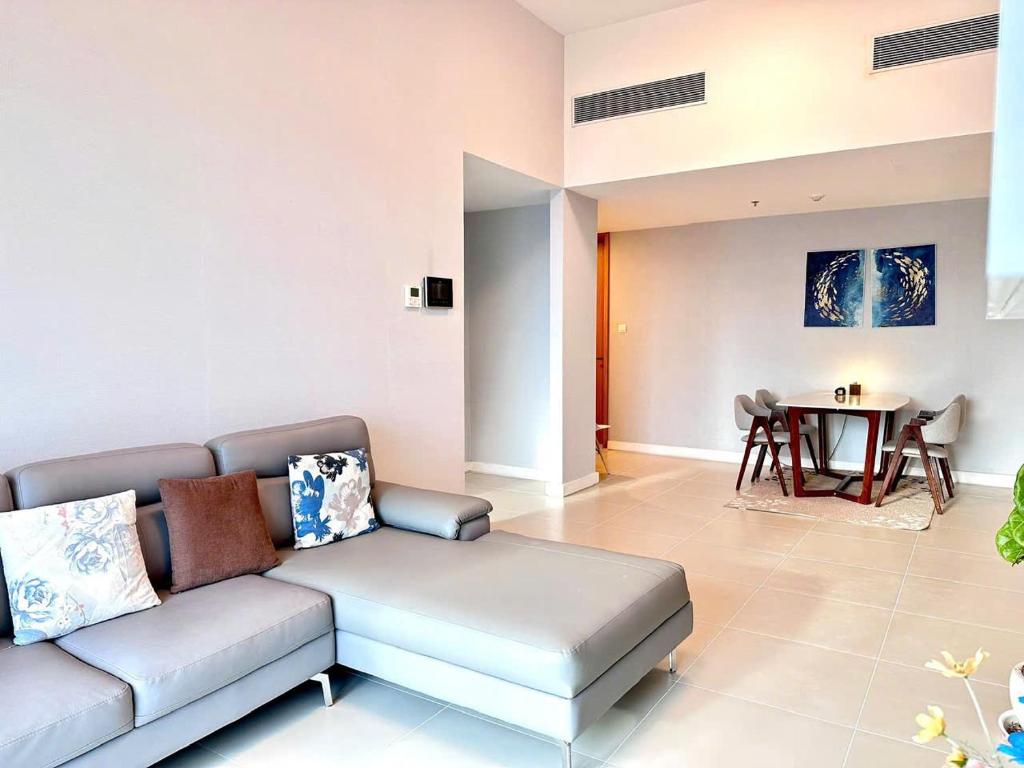 2 bed GatewayThao Dien - hot tub