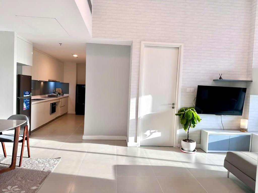 2 bed GatewayThao Dien - hot tub