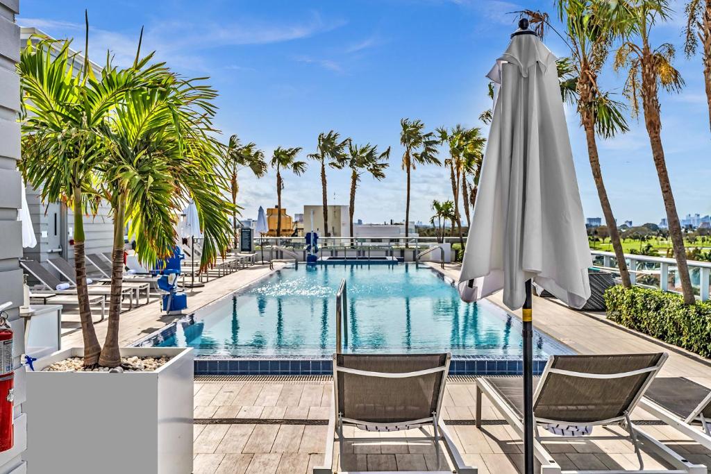 Grand Deluxe Two Bedroom Suite with Balcony Water Views, Corner image