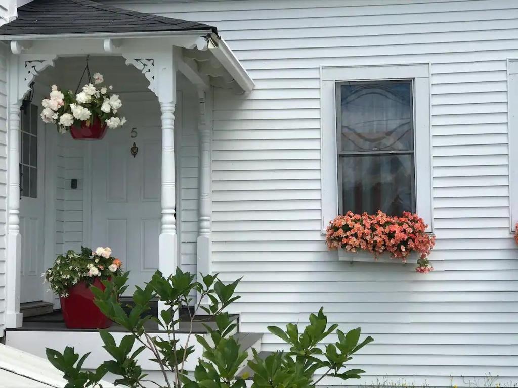 Discover Downeast Maine - Large Modern Apt & Patio image