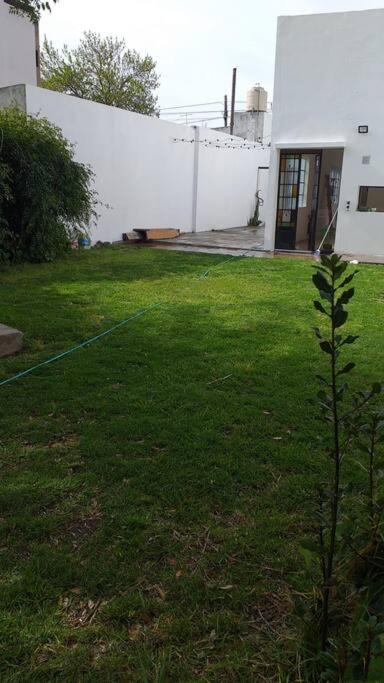 Casa luminosa con jardín arbolado y garage photo 3