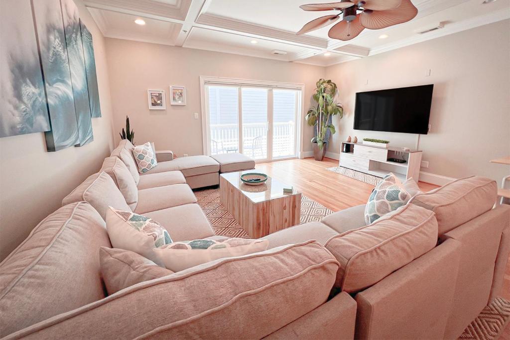 High Tide Hideaway by Sea Scape Properties image