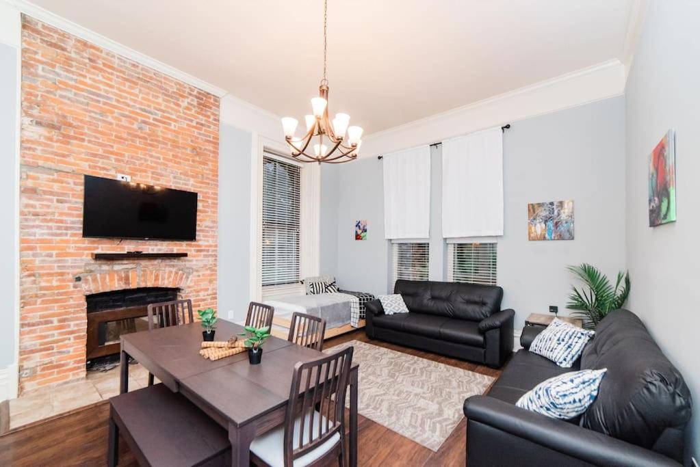 Spectacular Location - Walkable Entertainment image