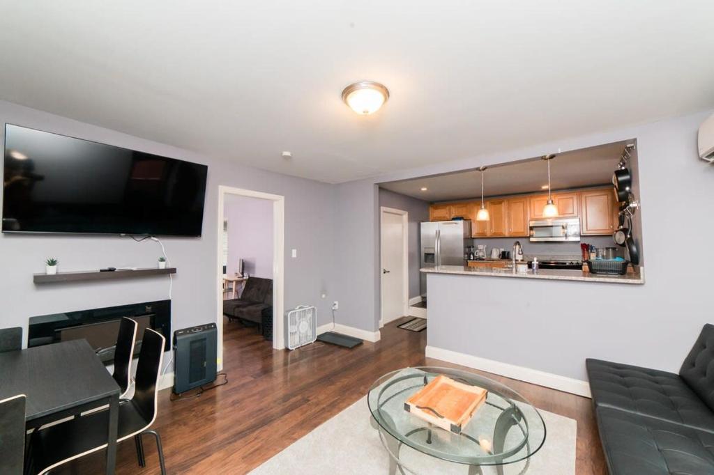 Comfort Suite - Walkable - GroupStay image