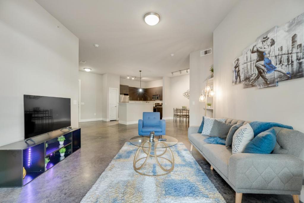 Serene 2BR I Pool I Gym I Free Parking I Workspace image