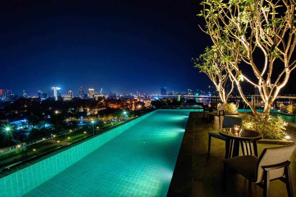 GLOW PARK HOTEL Grand Royal Palace - Tap to explore photos