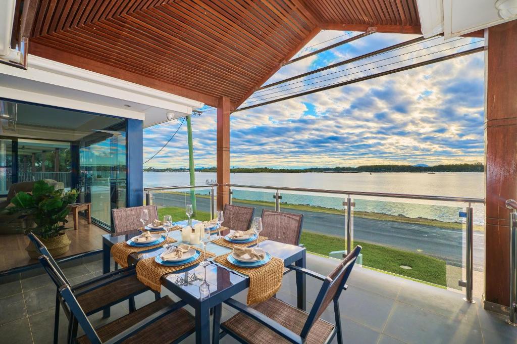 Riverside Luxury photo 2