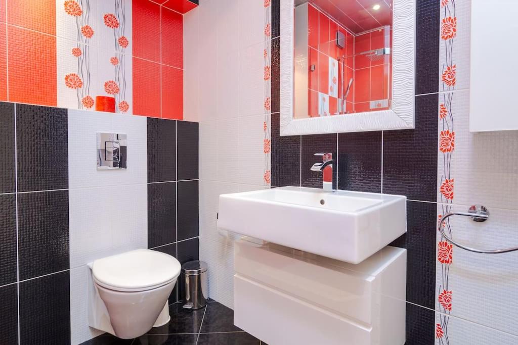 Spacious and modern apt, 6 guests, Central station, self check-in - Tap to explore photos