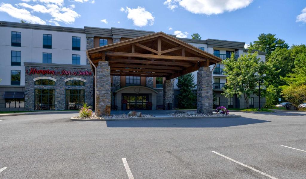 Hampton Inn & Suites Lake George image
