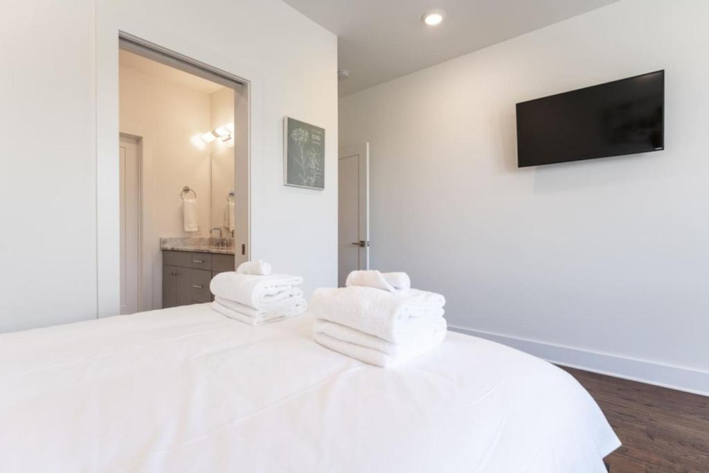 6 Bedroom Quiet Townhome! 6min to Airport & 15min to Downtown!