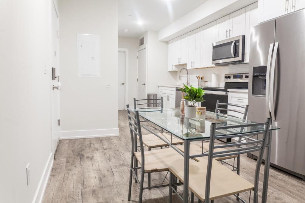 2-bed2-bath-wd-central-kitchen-wifi-desk image