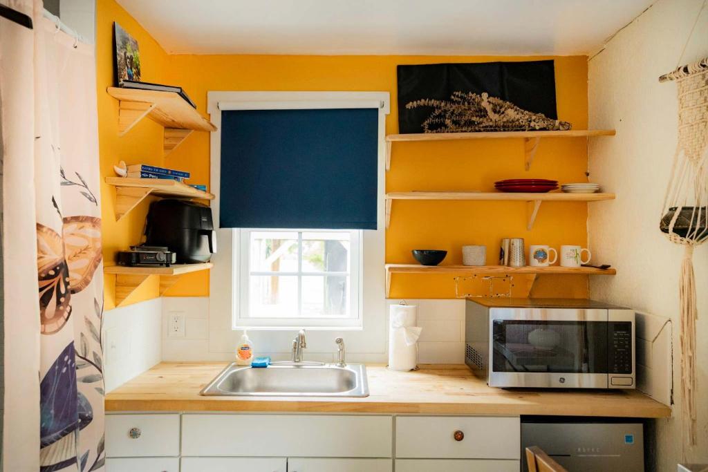 Adorable Solo-Traveler Retreat image