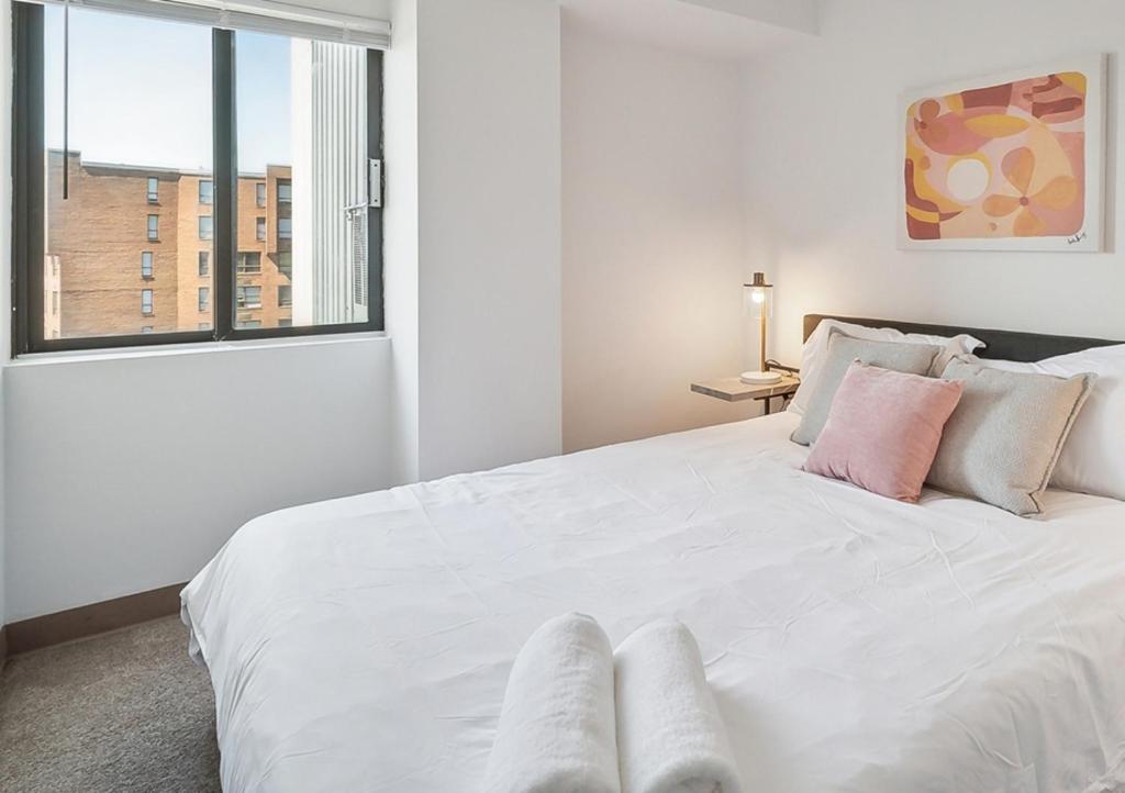 Pp 1002 Modern Corporate 2br, Pool, Gym image