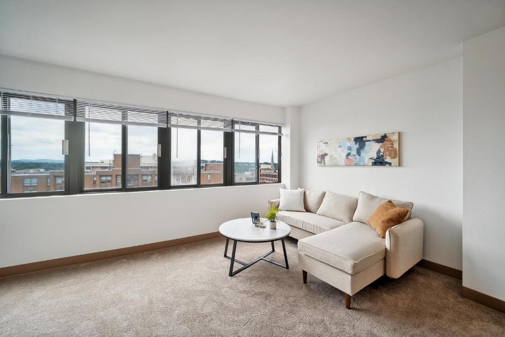 Pp 1306 Modern Corporate 1br, Pool, Gym image