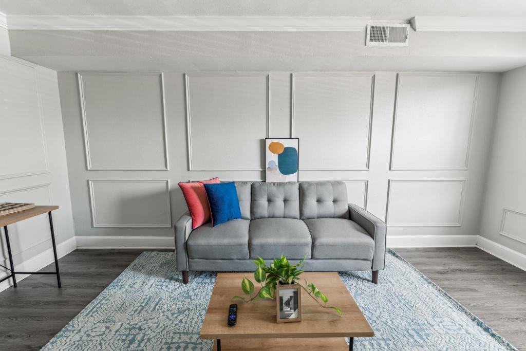 Brentwood D6 I Cozy & Comfy I 2bd I Free Parking image