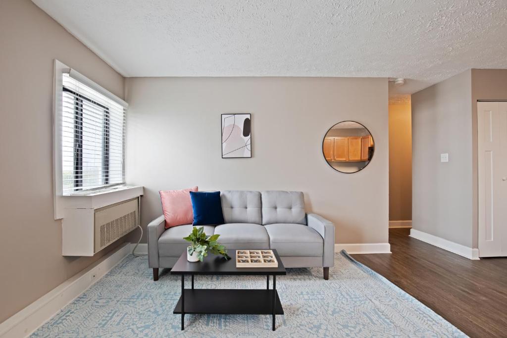 River West 809 I Amazing 1bd1bth I Free Parking image