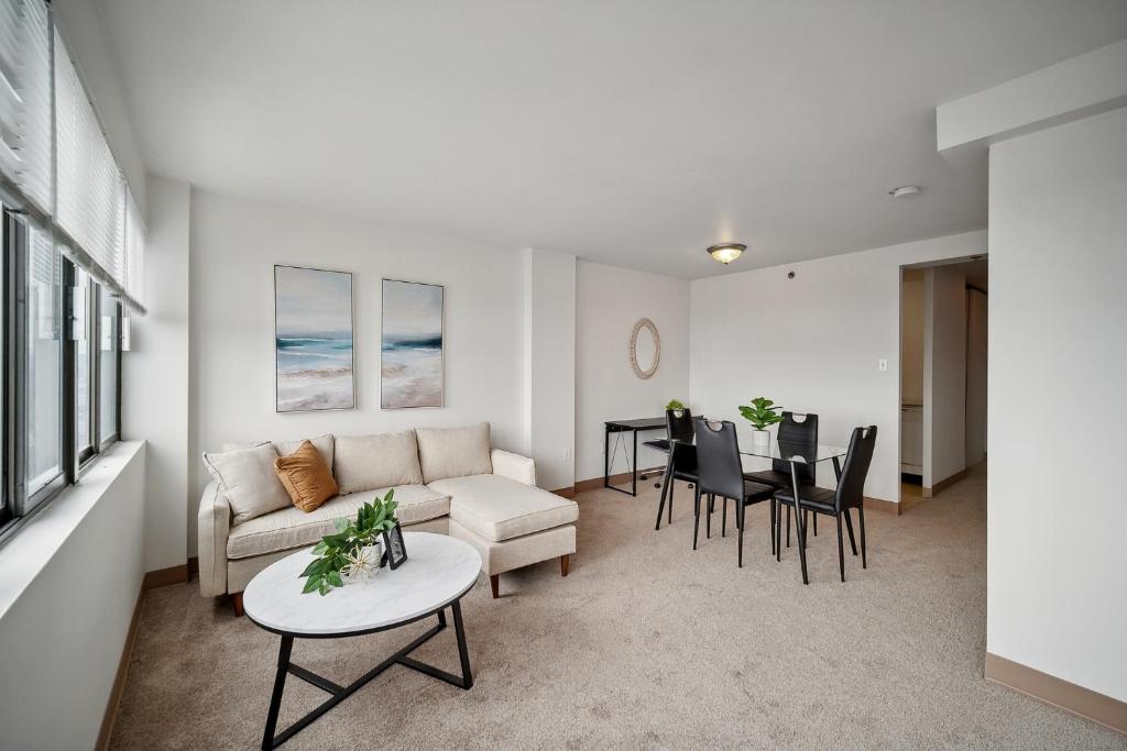 Pp 2312 Modern Corporate 1br, Pool, Gym image