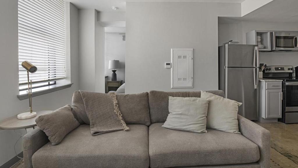 Landing at Lofts at American Life - 1 Bedroom in Central City image