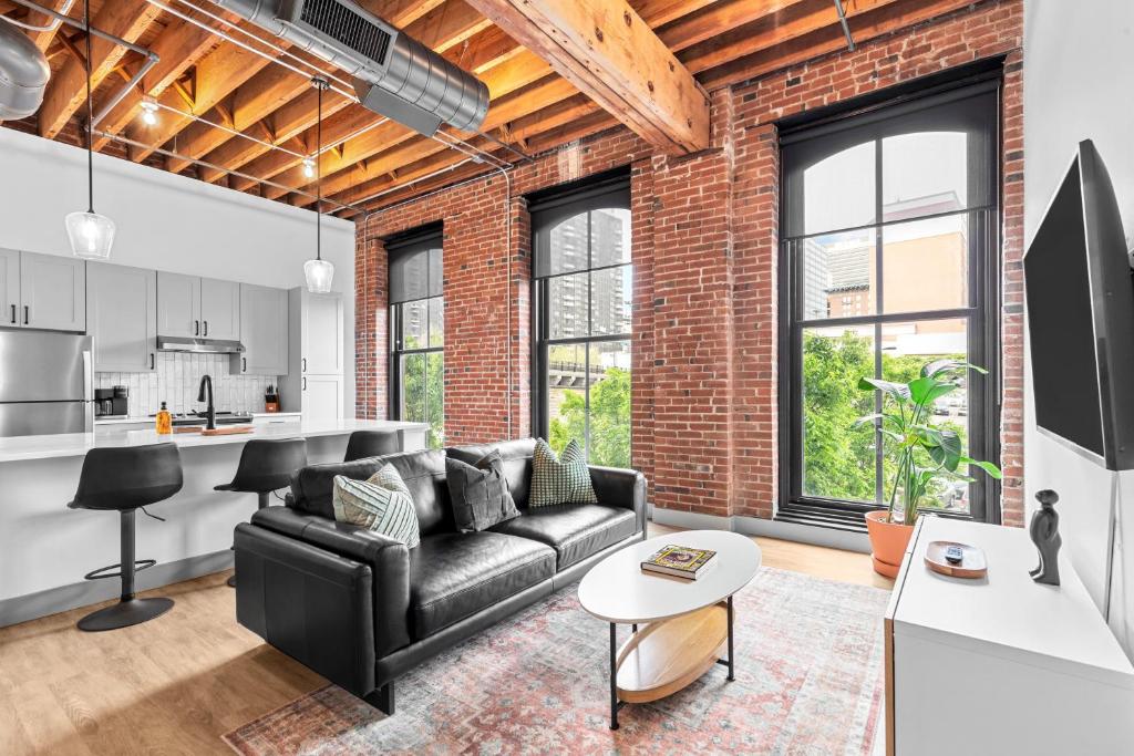 5 Star Riverfront Loft-Gated Parking-G201 image