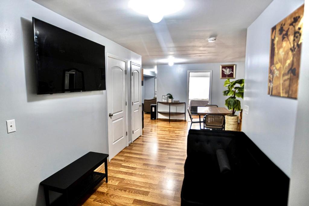 Lovely Loft in Newark Minutes from NYC, EWR & American Dream Mall image