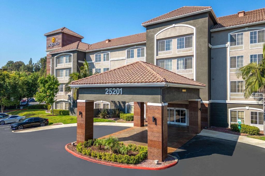 La Quinta Inn & Suites by Wyndham Santa Clarita - Valencia image