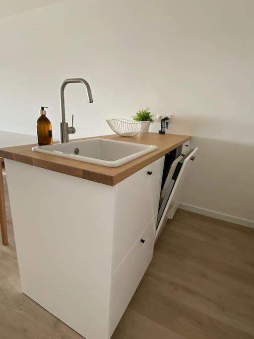 Lichtrijk vakantie-appartement met zeezicht photo 3