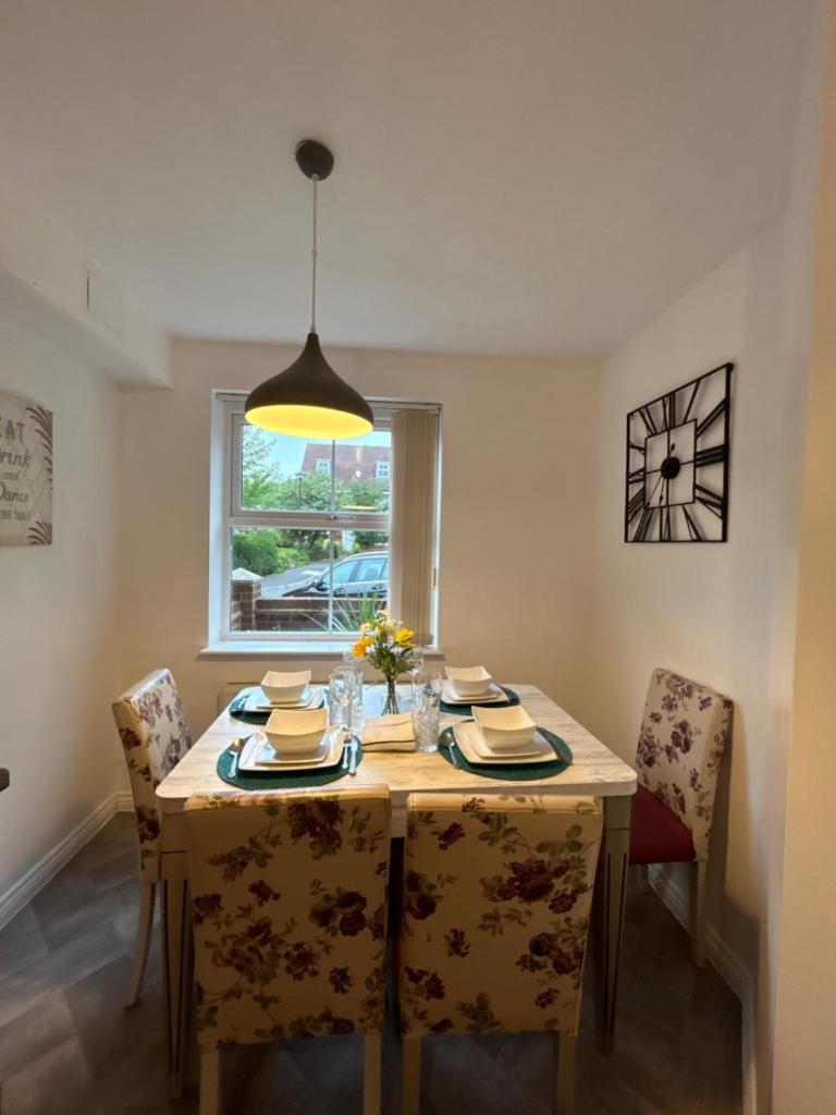 Comfy 3 bed house North Swindon - Tap to explore photos