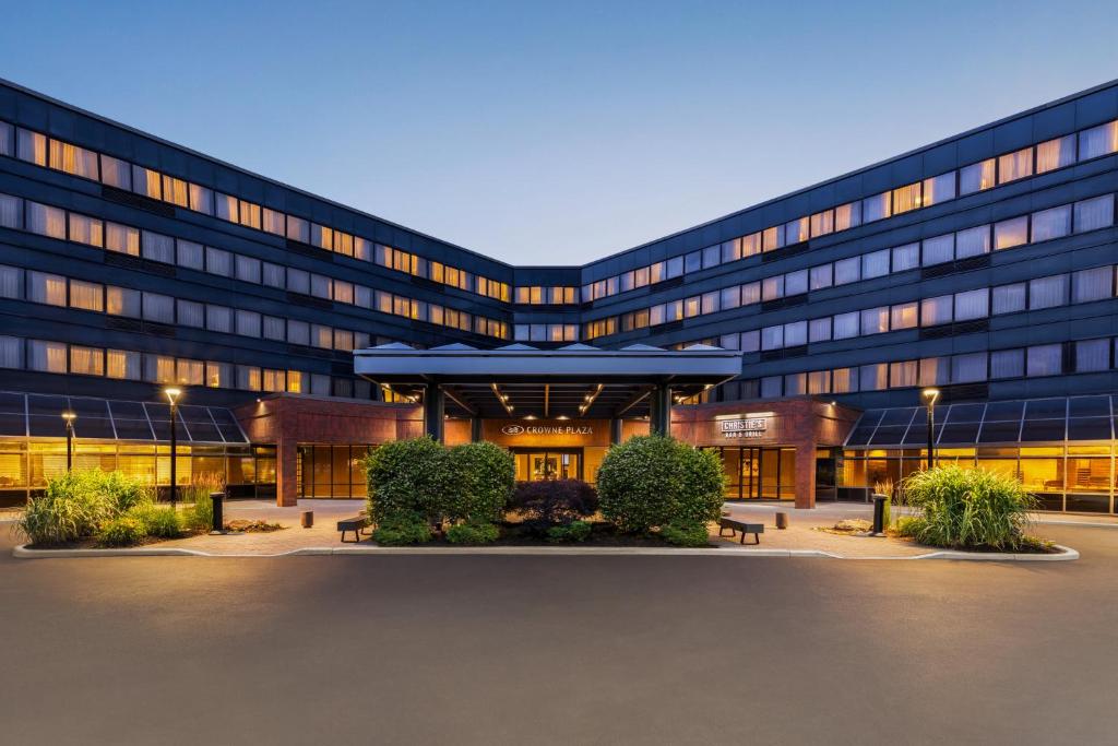 Crowne Plaza Edison, an IHG Hotel image