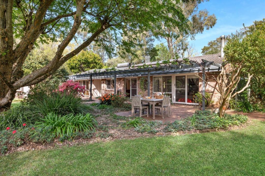 Elmwood, Your Private Garden Retreat Minutes from Berry