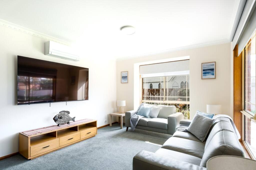 BEST location! Sleep 7 Pet Friendly Spacious photo 1
