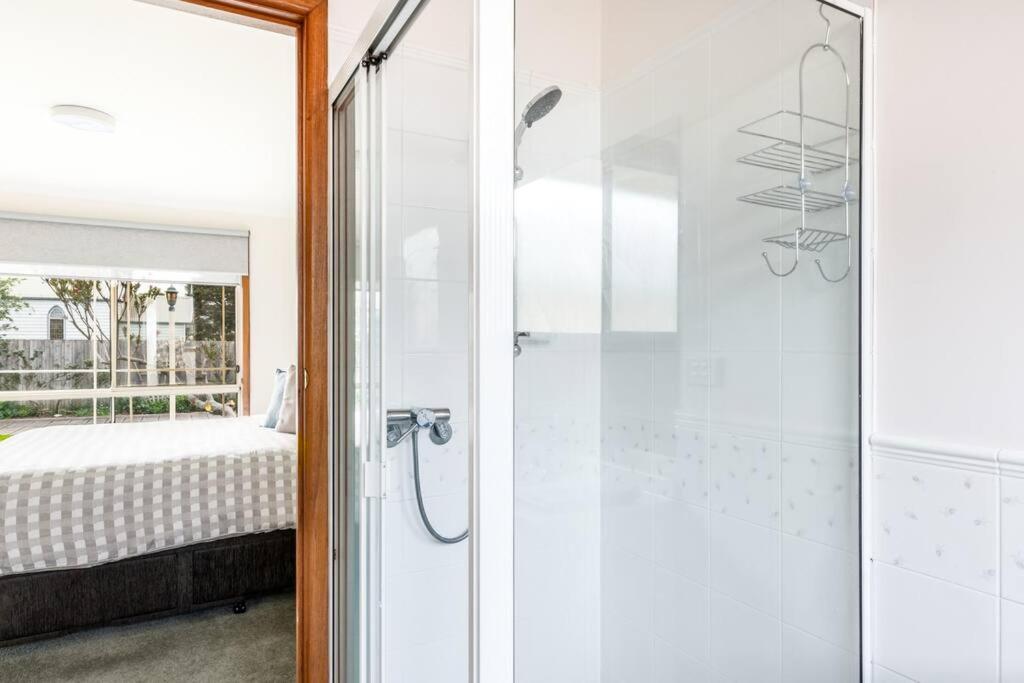 BEST location! Sleep 7 Pet Friendly Spacious photo 4