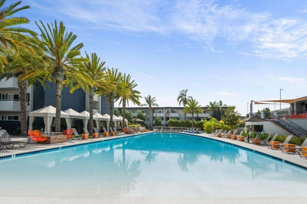 4 Beds Home In Newport Beach With Heated Jacuzzi, Pool, AC, Gym And Pickleball Courts image