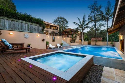 Cozy One Room with Massive Pool photo 1