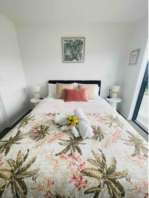 3 Minutes walk to Riverside Market 4bed4bath