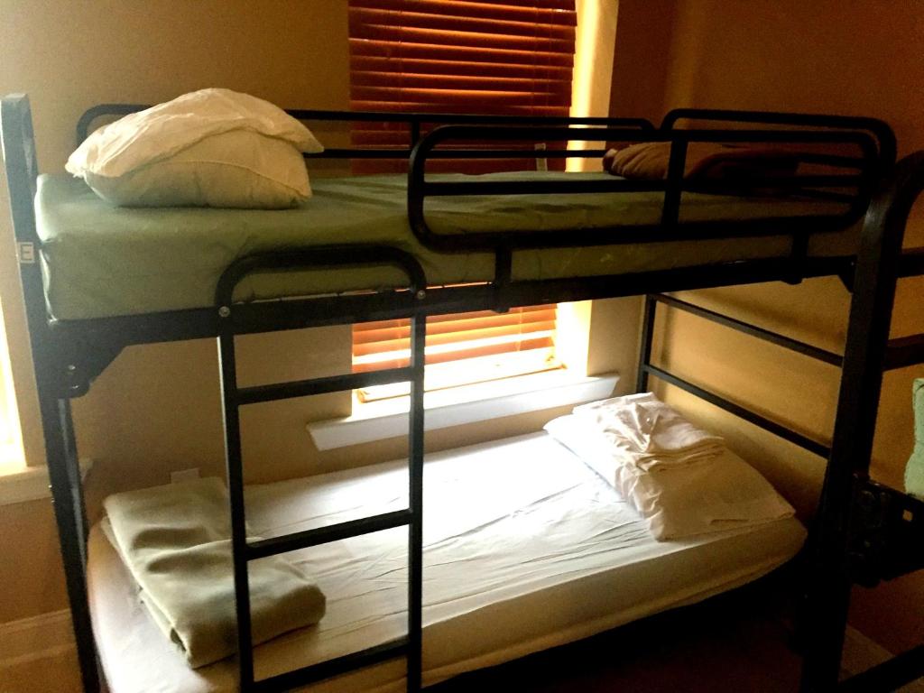 Номер (Кровать в общем 8-местном номере для мужчин и женщин), DC International Hostel 2