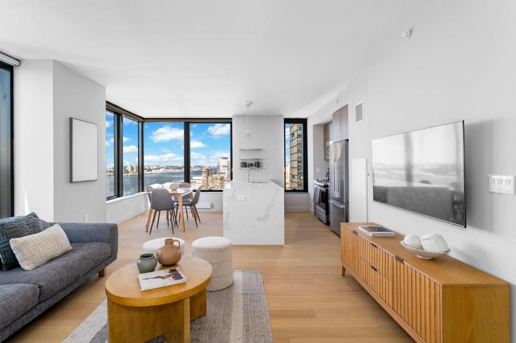 Modern Stylish 2BR 2BA Apartment in Hudson Yard image