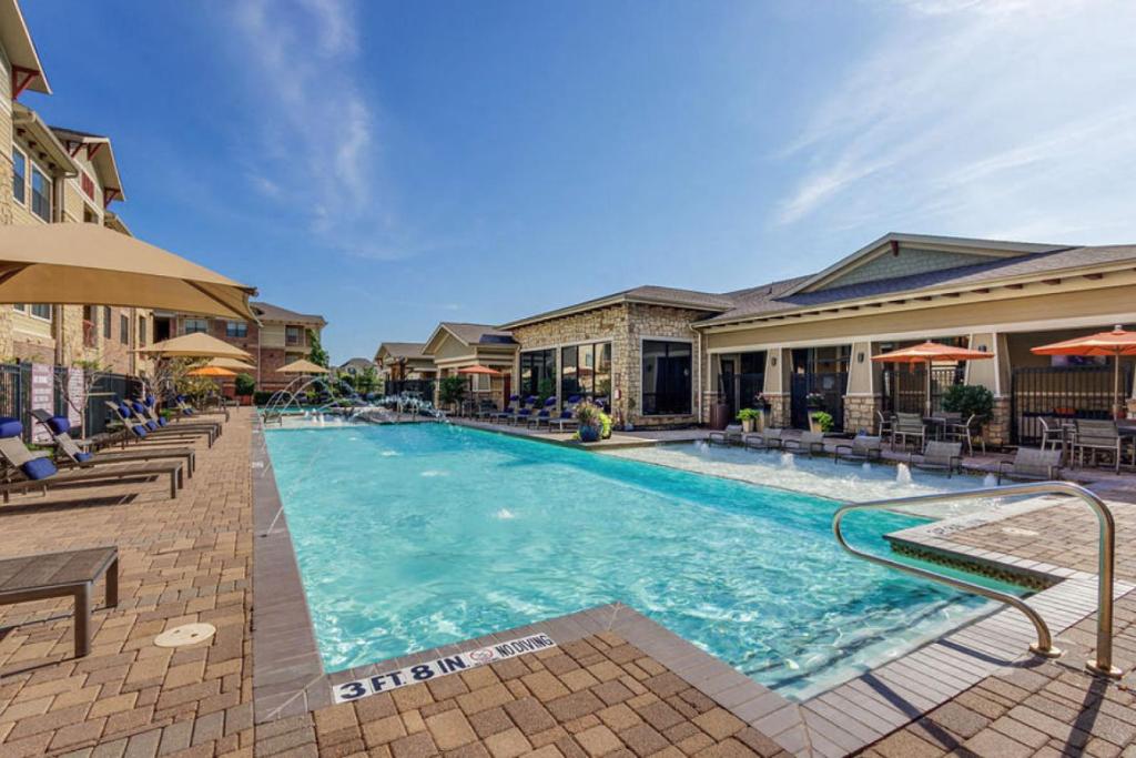 Landing at The Avenues at Carrollton - 1 Bedroom in Northeast Carrollton image