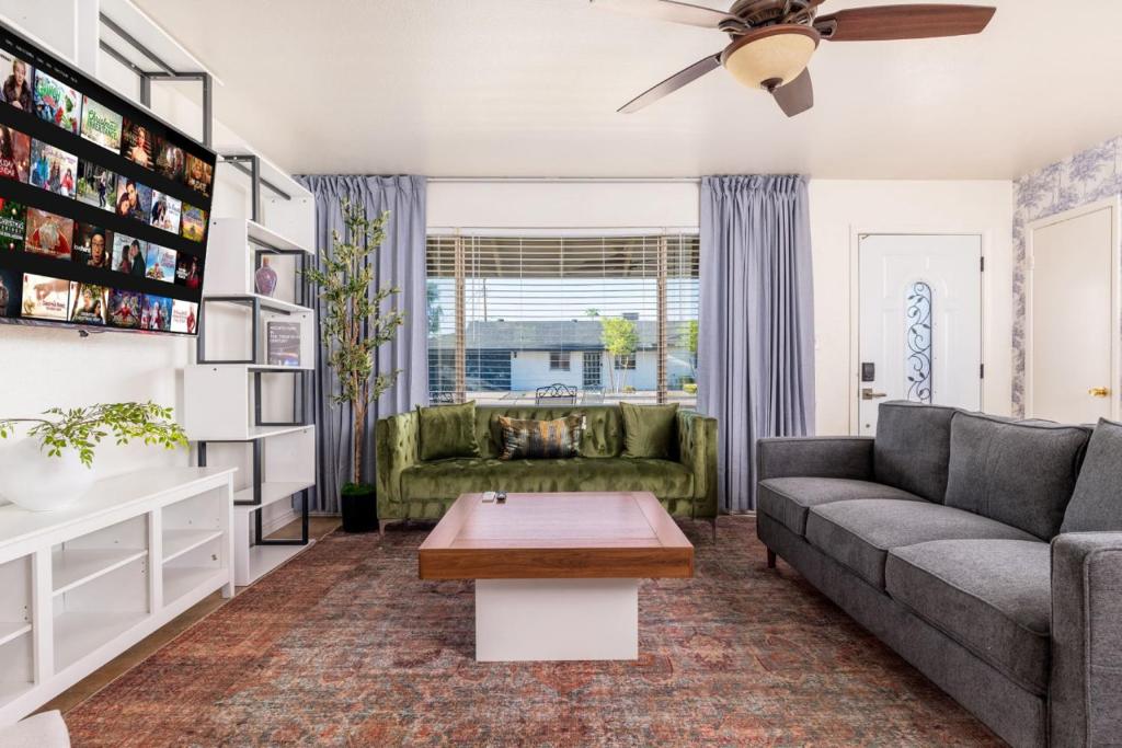 Scottsdale Gem! Pool, Patio, & Prime Location! - Tap to explore photos