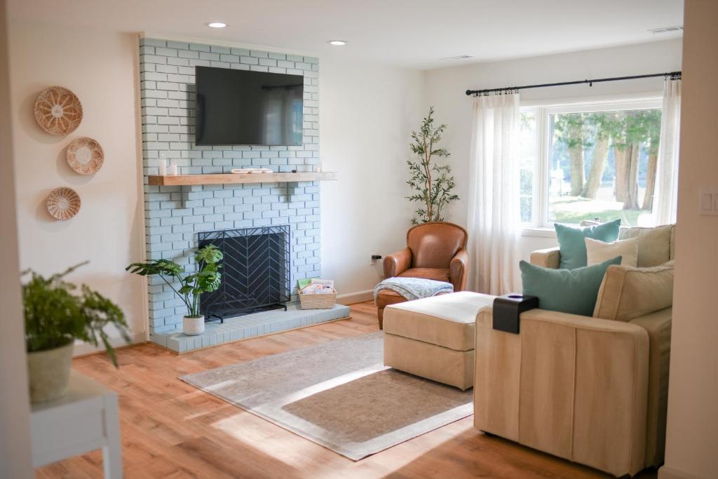 Annapolis Charm Waterfront Getaway Near USNA - FISH & CRAB from your PRIVATE PIER! image