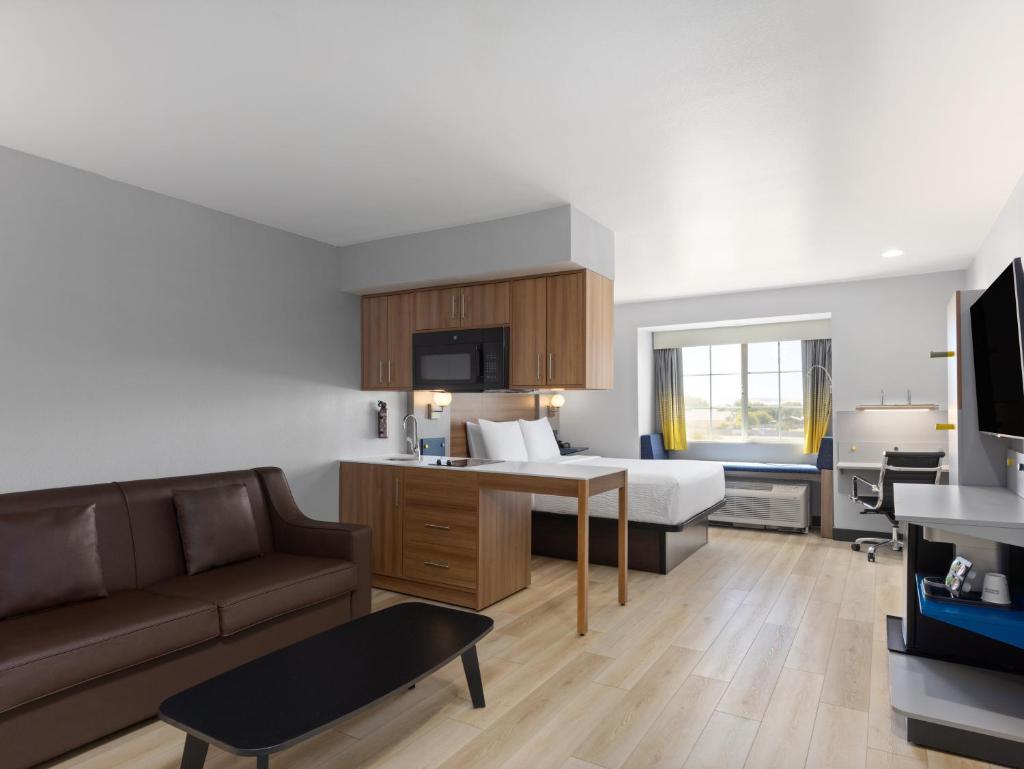 Microtel Inn & Suites by Wyndham Tracy image