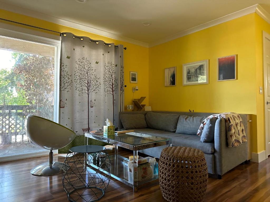 Cozy apartment in the heart of Mountain View image