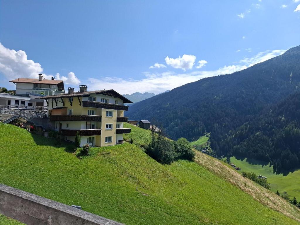 Large 4-room apartment with mountain view photo 3