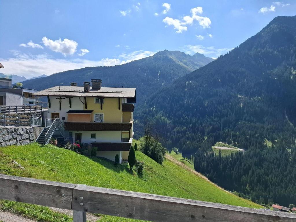 Large 4-room apartment with mountain view photo 1