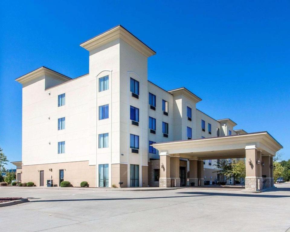 Comfort Inn And Suites image