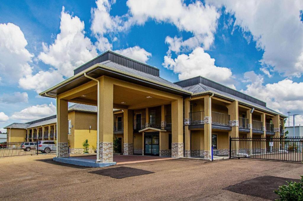 Econo Lodge Inn & Suites image