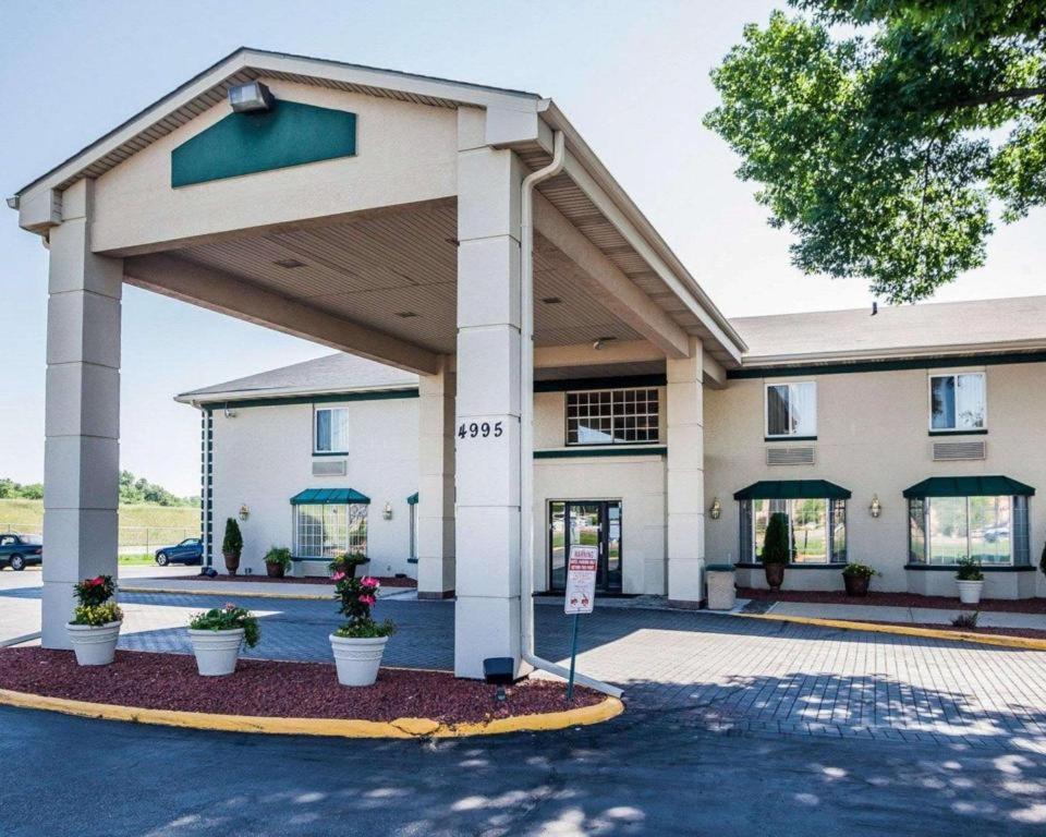 Quality Inn & Suites Des Moines - Merle Hay Road image