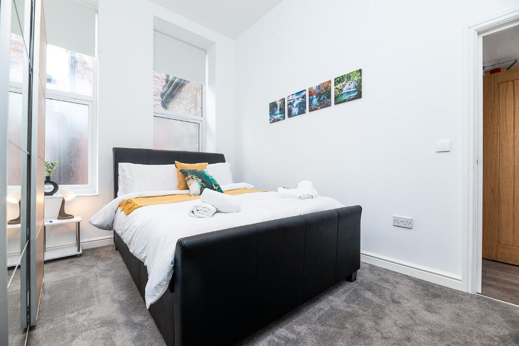 Deluxe 2 Bedroom Apartment In City Centre - Tap to explore photos