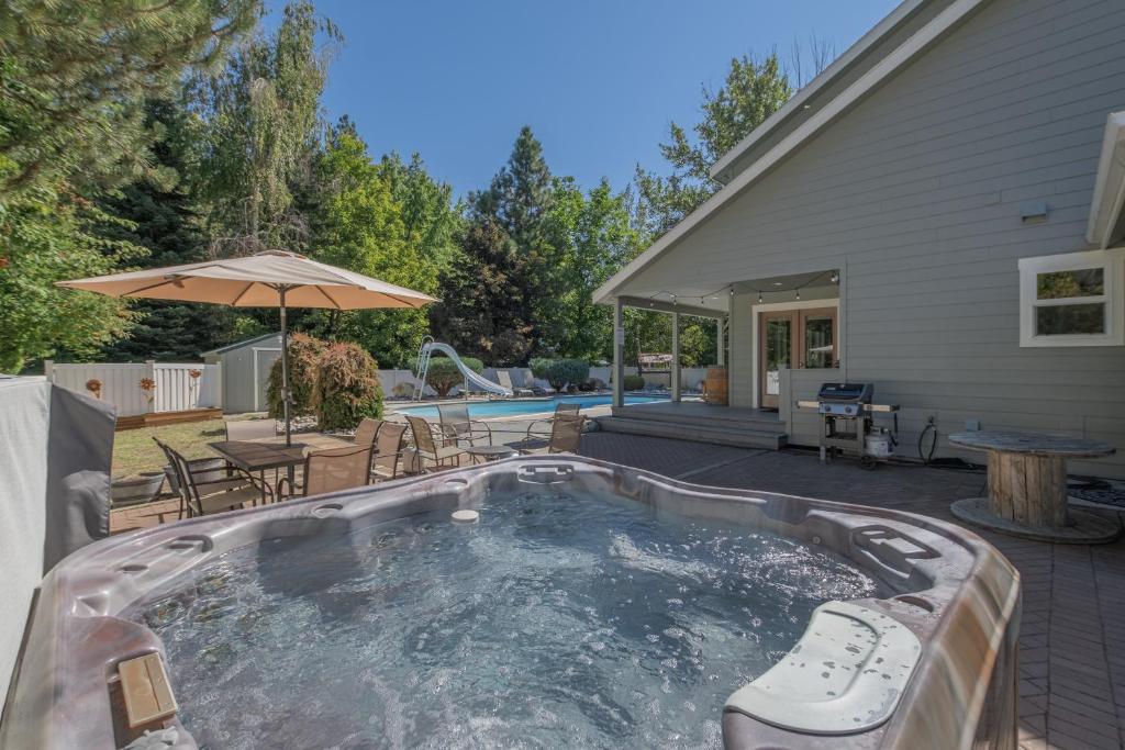 All Seasons Getaway 4 Bedroom Home by NW Comfy Cabins by RedAwning image
