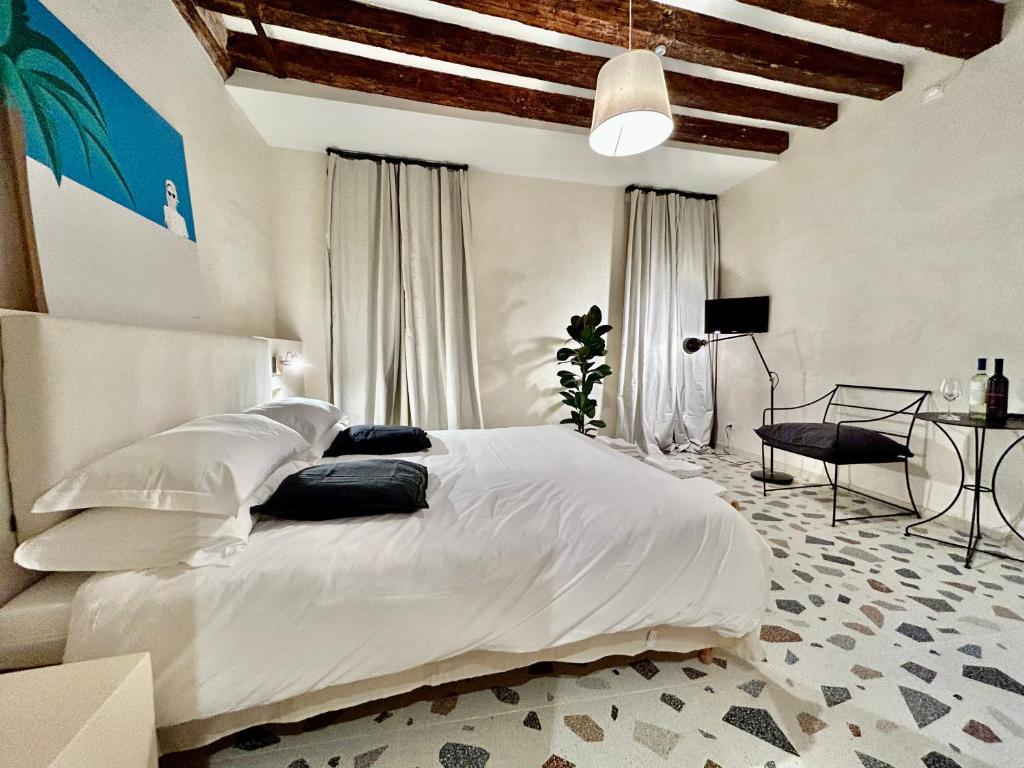 Farini Suites wi-fi - Tap to explore photos